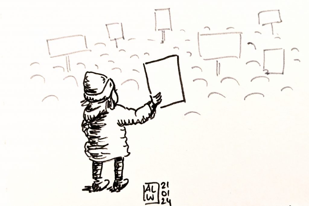 schwarz-weiß Illustration / Visualisierung einer Frau, die ein Schild hochhält. Dahinter angedeutet viele Menschen mit Bildern - von Anna Lena Wollny